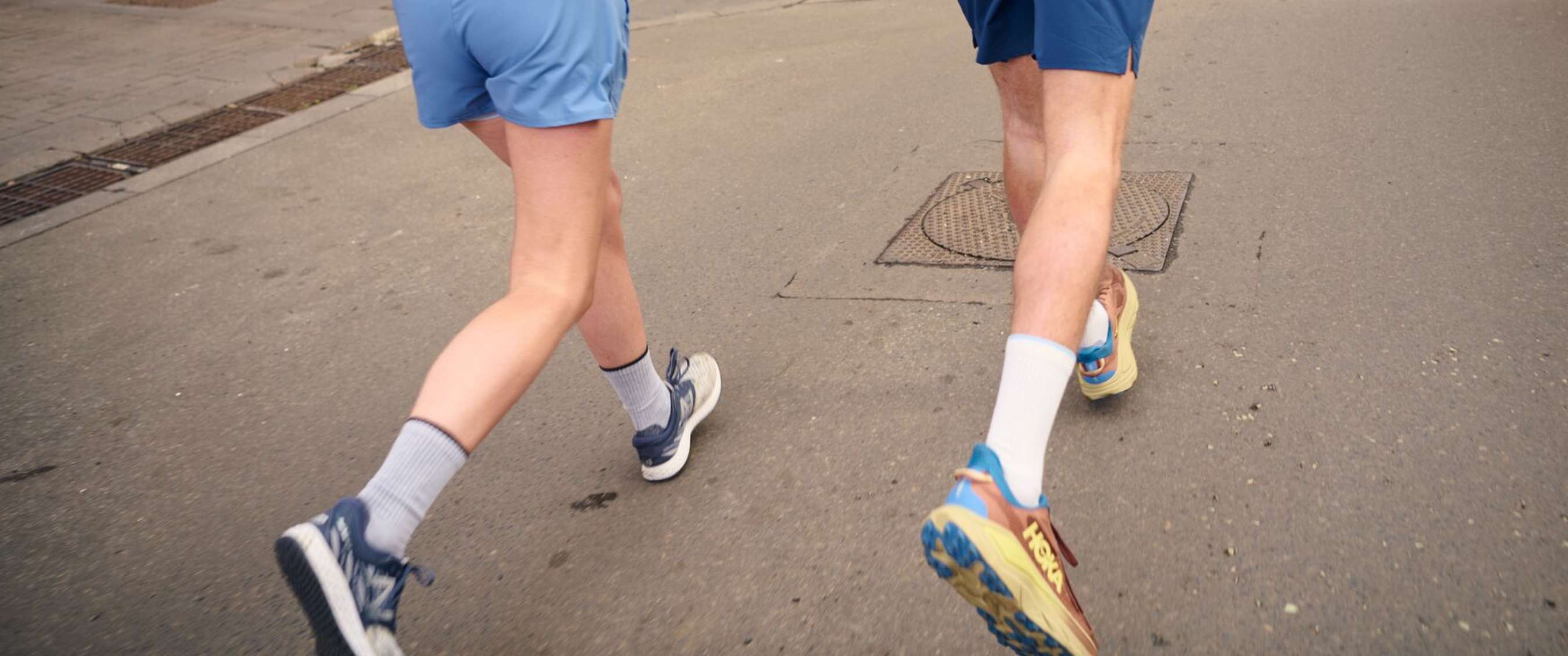 Blauwe racefiets naast het bord “Sommet du Ventoux 1909 m” op een bergtop.