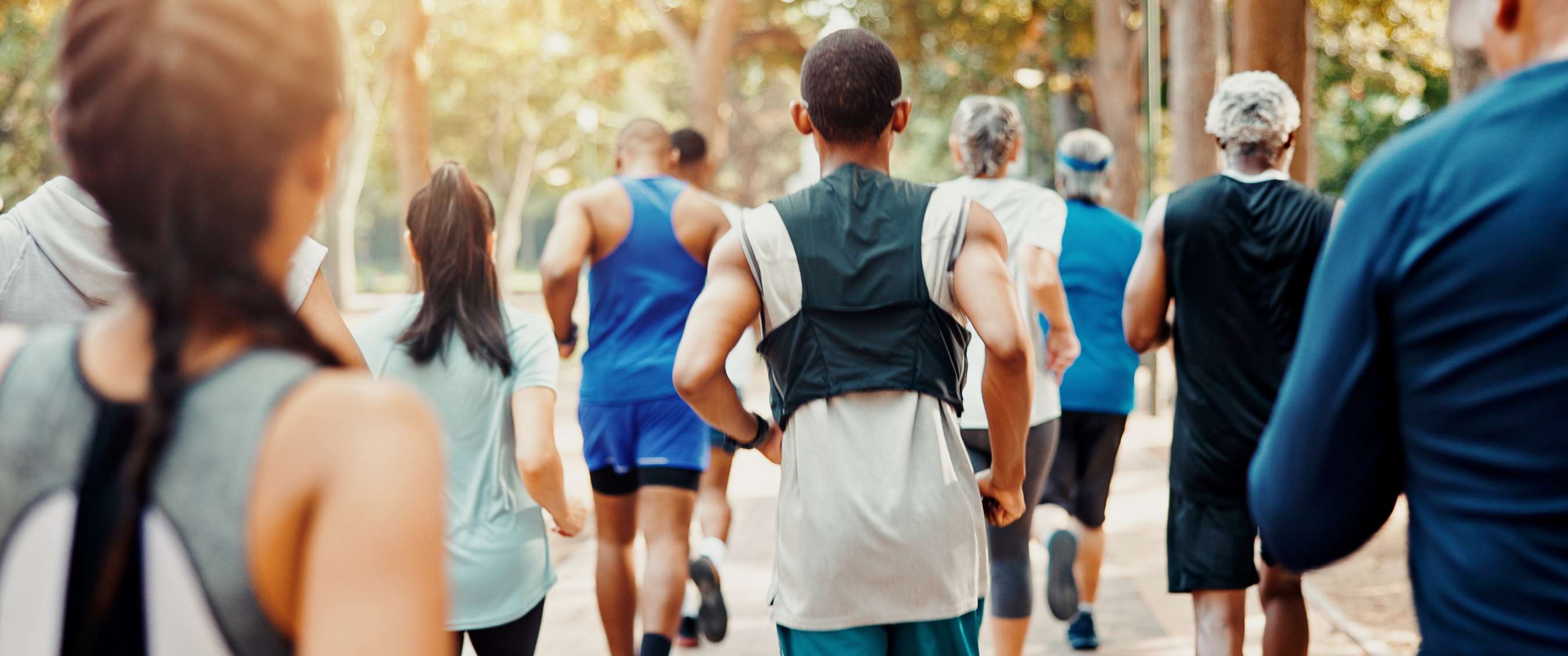 Blauwe racefiets naast het bord “Sommet du Ventoux 1909 m” op een bergtop.