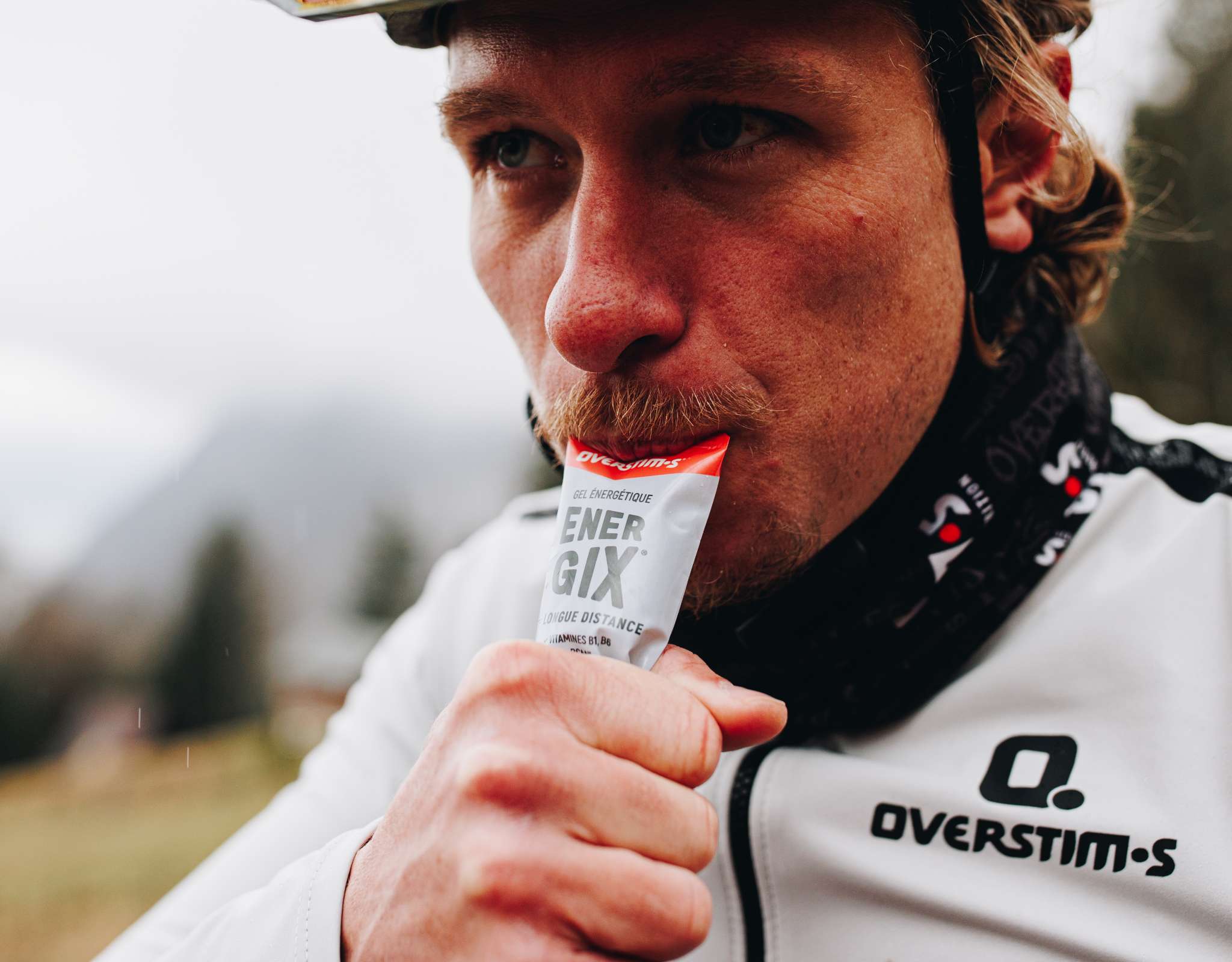 Gros plan sur un coureur utilisant le gel énergétique ENERGIX de Overstims
