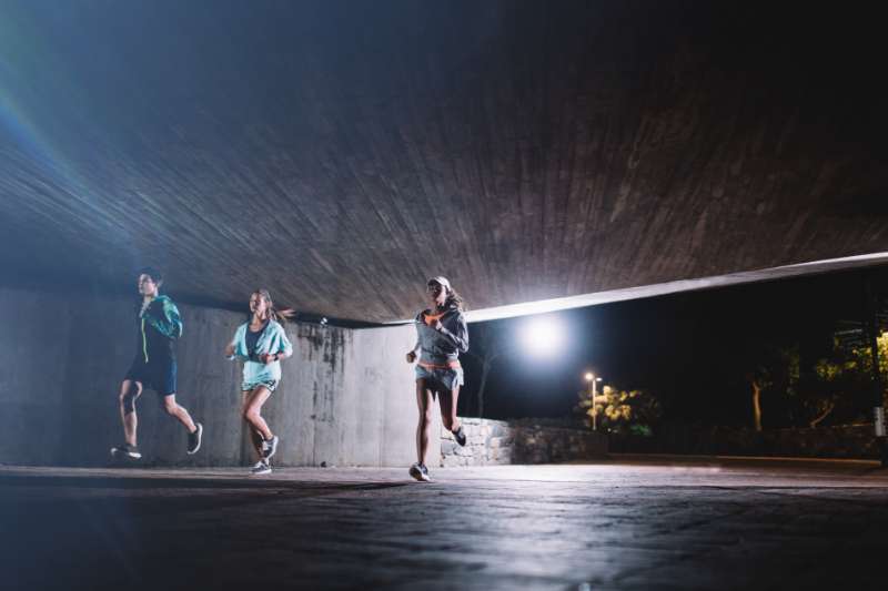Courir la nuit : comment rester visible et en sécurité ?
