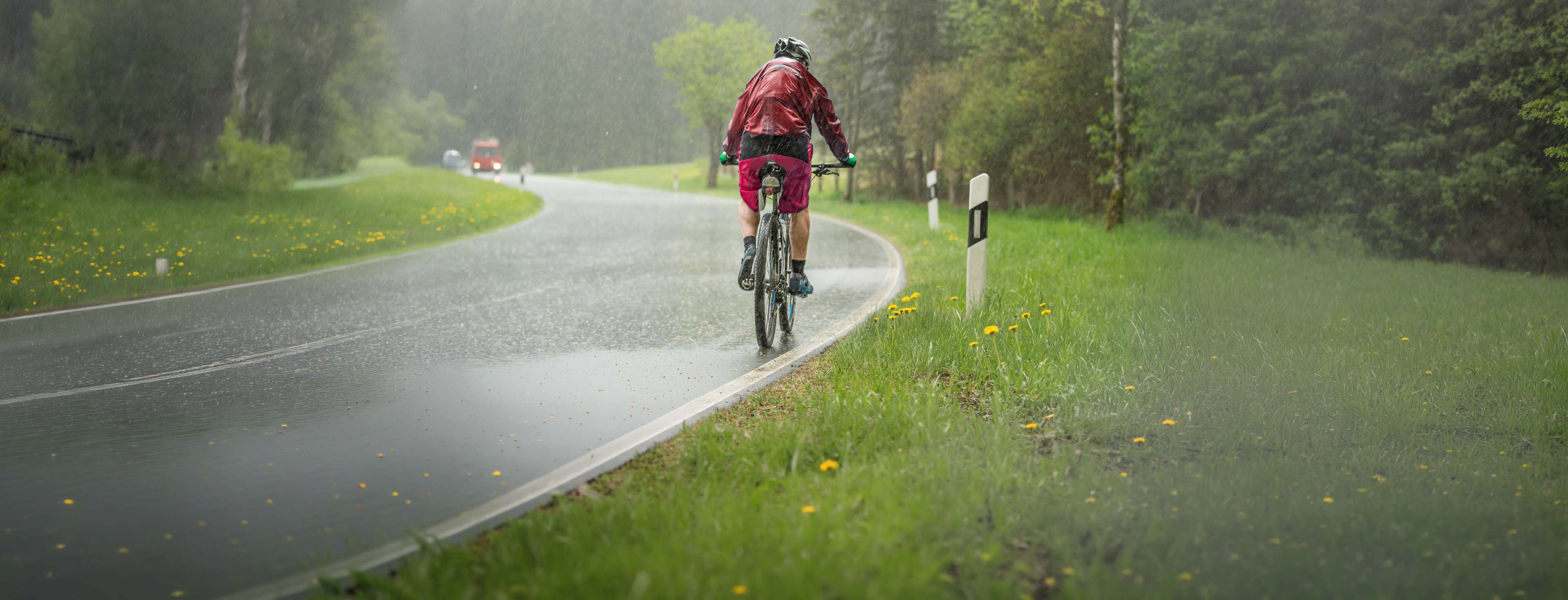 Faire du vélo sous la pluie : conseils pour rester au sec et en sécurité