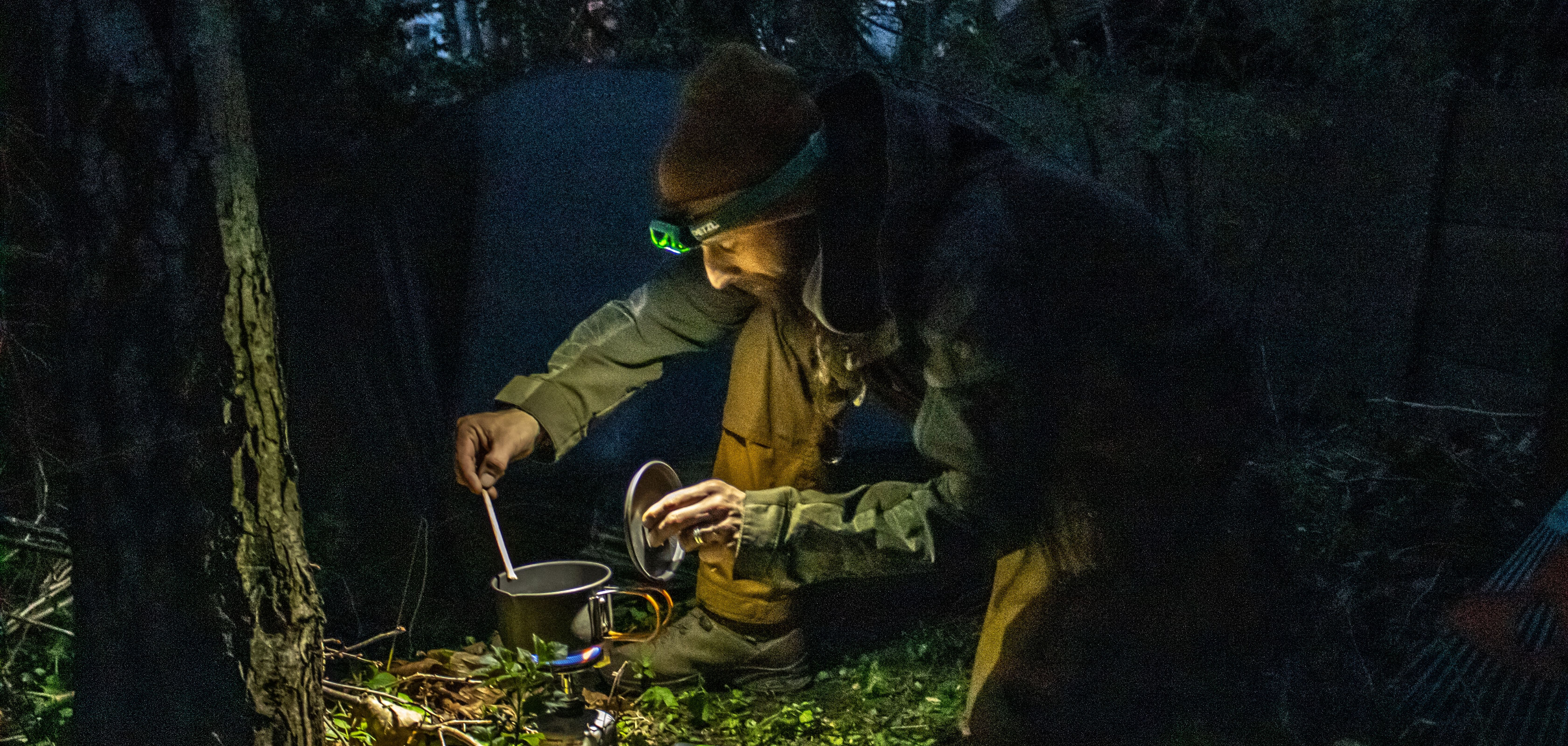 Frederic utilise la nouvelle lampe frontale Tikkina de Petzl pour le camping