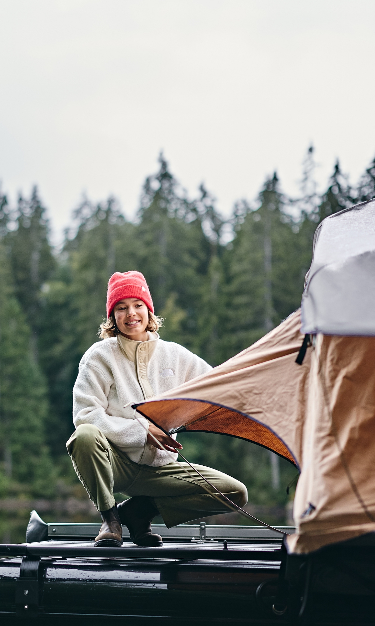 Hand die een blauwe gehaakte handtas vasthoudt voor een paarse jurk met blauwe print.