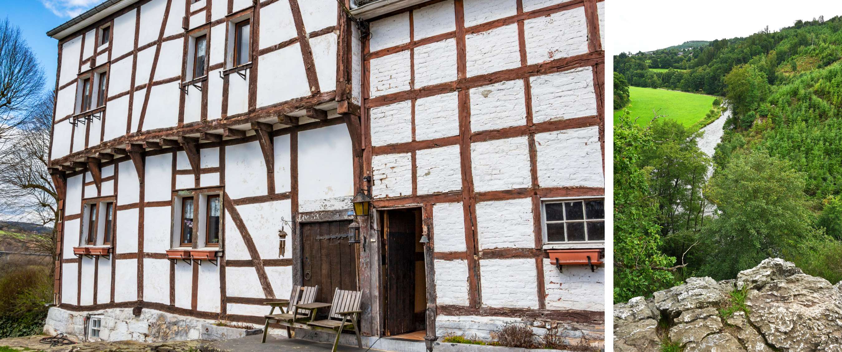Façade historique en enduit blanc et colombages en bois sous un ciel bleu.
