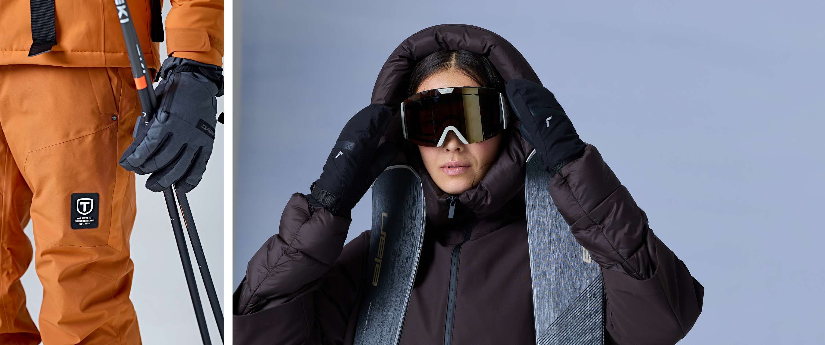 Une femme avec moufles noires et masque de ski tient sa capuche, deux skis devant ses épaules.